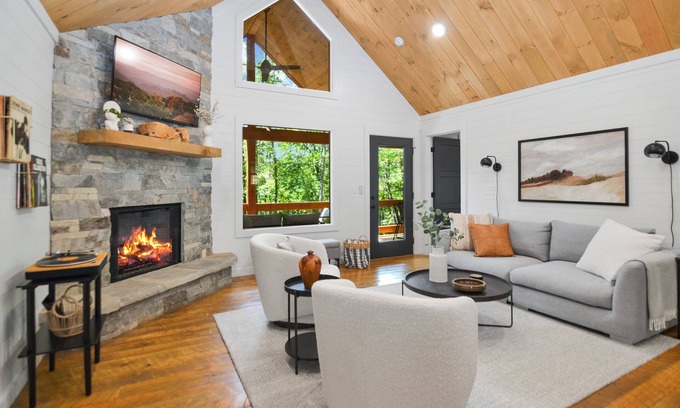 Cherry Log Cabin | Summer Fun - Relax in Style – Luxe Retreat w/Hot Tub & King Comfort