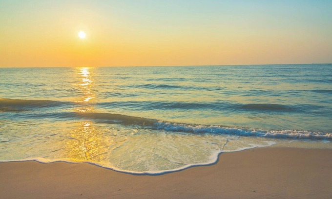 Calvert Beach-Long Beach House | Summer Getaway ~ Beach Combing & Relaxation