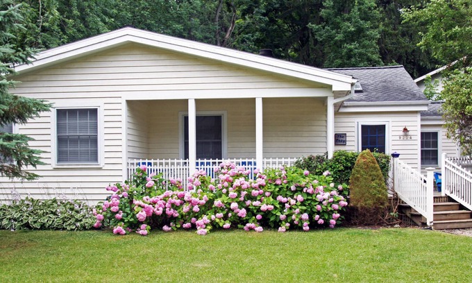 Lakeside Cottage | Summer Getaways Still Available! Short walk to a private beach!