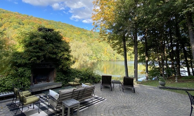 South Salem House | Summer Lake House Rental - the perfect outdoor oasis in Westchester County, NY
