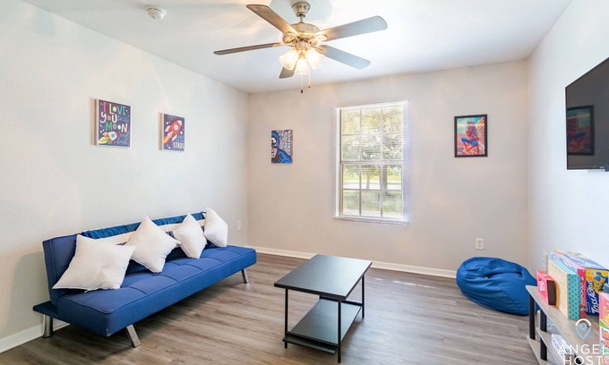 New Port Richey Apartment | Summer Lakes 15 Min from Beach | Laptop Workspace!