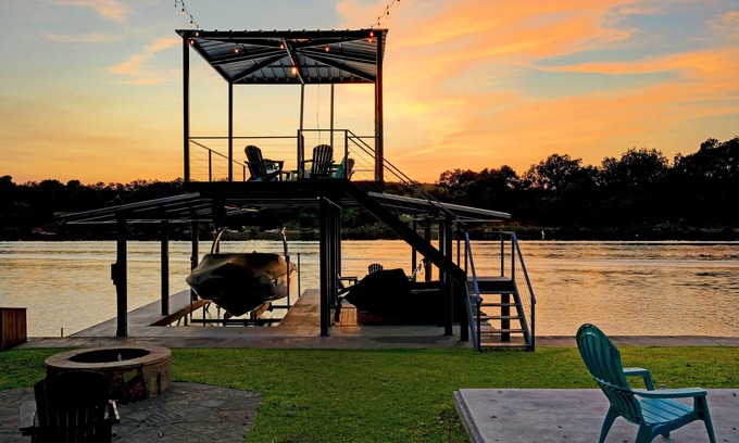 Burnet House | SUMMER READY NEW TIKI BAR - HUGE DOCK, Rope Swing Open Water nCozy and updated