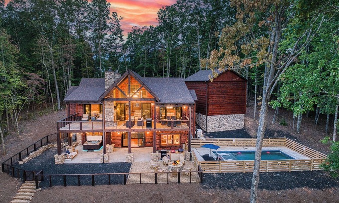Mineral Bluff Cabin | Summer Retreat | 5 Kings, Heated Pool, Hot Tub, Playground & Views