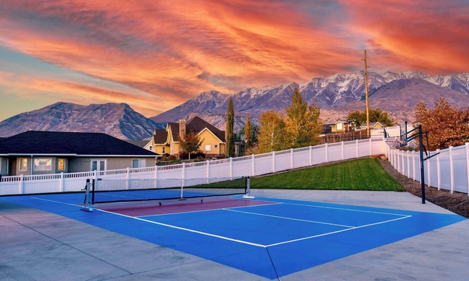 Lindon House | Summer Retreat! Pickleball/SwimSpa/FirePits/Family!