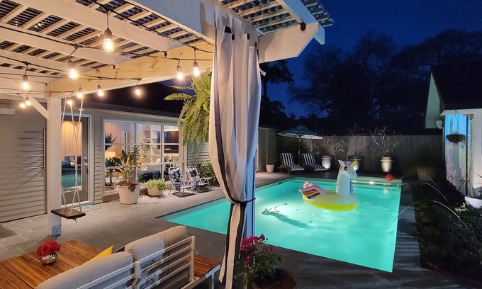 Lazybrook/Timbergrove House | Summer with pool/jacuzzi/outdoor cinema/backyard paradise!