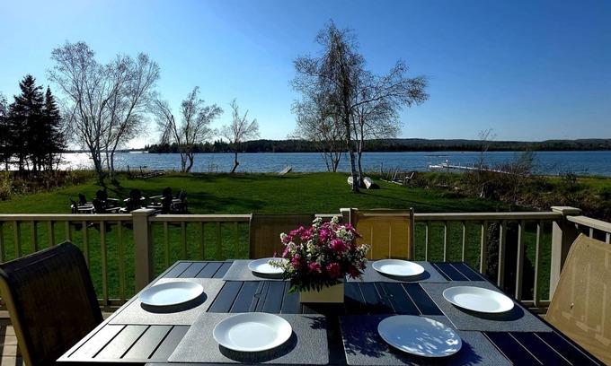 Ponshewaing House | Summerside Cape on Crooked Lake-Waterfront-Sunsets-Sleeps 12