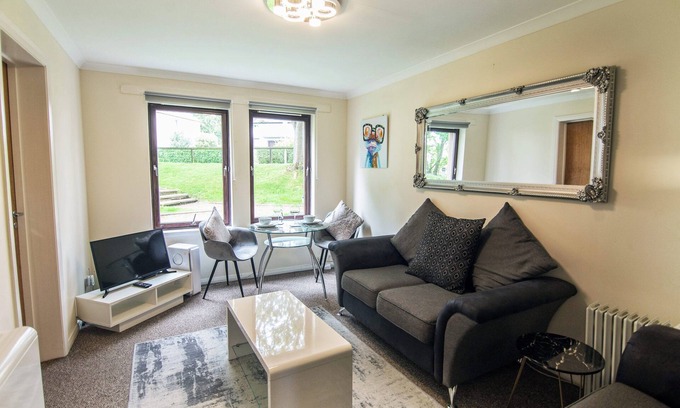 Central Aberdeen Apartment | Summit Apartment -Spacious Quiet City flat by Retail Park