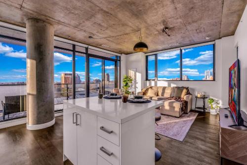 Connaught Apartment | Summit Stay Luxe Skyline Views Pool Parking