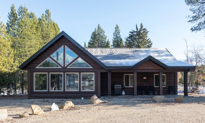Valemount House | Summit View Cabin Rental