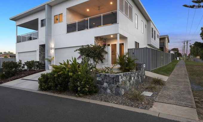 Woolgoolga House | Sun Crest - amazing ocean views, walk to beach and vibrant village of Woolgoogla