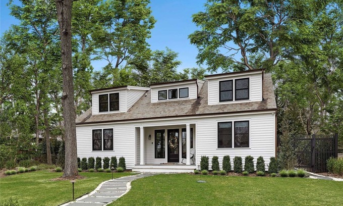 North Haven House | Sun-Filled, Custom-Designed 5-bedroom house in Sag Harbor w/heated pool and spa