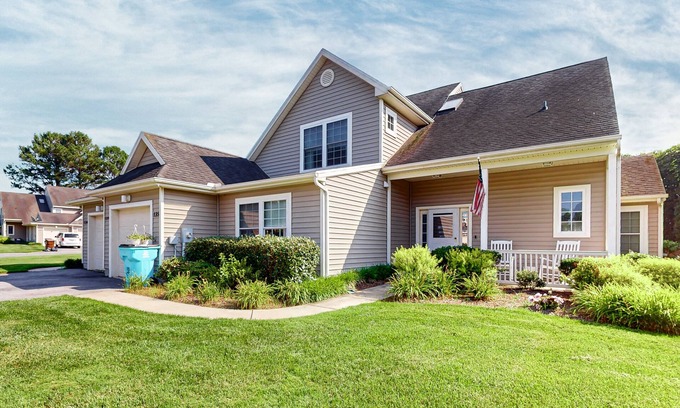 Ocean Pines House | Sun-filled retreat near beaches w/pool access golf, fireplace, W/D, & sunroom