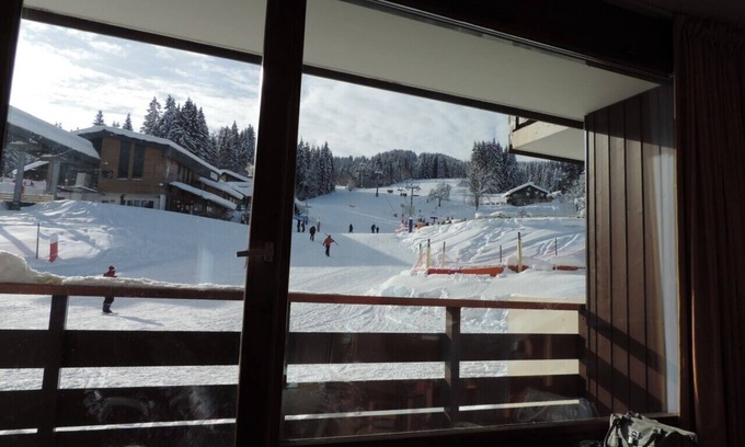 Les Esserts Apartment | Sun from 9:00 a.m. to 5:00 p.m. on the balcony facing south