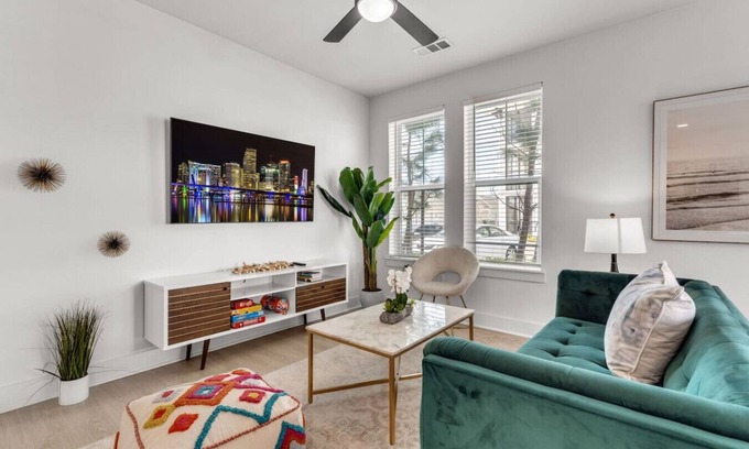 Ruskin Apartment | Sun-Kissed Sanctuary: Family-Friendly 3 Bed Oasis