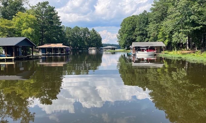 Macon House | Sun's Out - Fun's Out Lodge nn BOAT RAMP and Beach AreanLake Gaston - Macon, NC