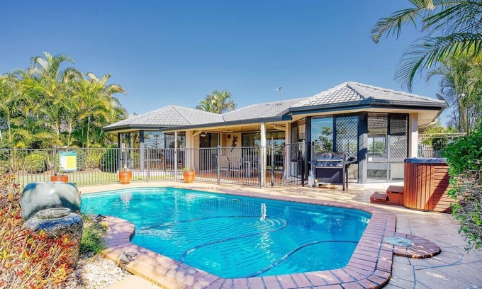 Oxenford House | Sun Soaked Family Escape near Famed Attractions