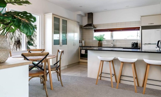 Mission Bay Apartment | Sun Soaked Sea View Apartment | BBQ | Full Kitchen