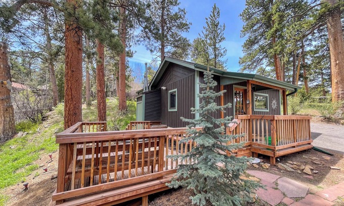 Estes Park Cottage | SunBright Cottage: Fireplace, A/C, Jacuzzi, Private Deck, King Bed
