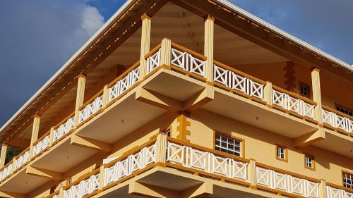 Arnos Vale Apartment | Sunburst