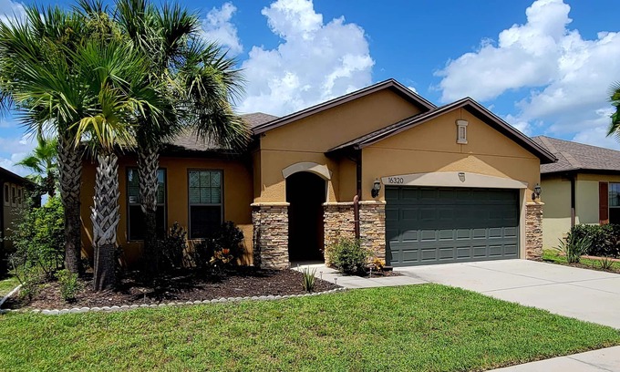 Wimauma House | SUNCITY CENTER PIANO HOUSE WITH GORGEOUS SUNSET AND LAKE VIEW.