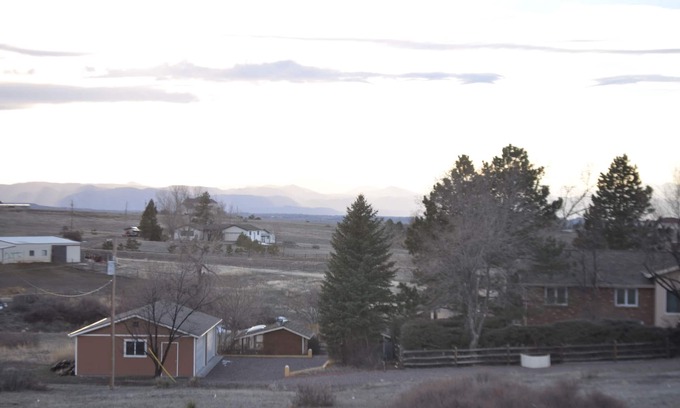 Parker Apartment | Sundance on the prairie. Light &open 2bdrm walkout basement apt w/mountain views