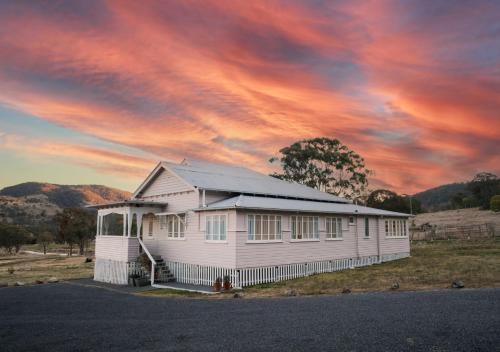 Tenterfield House | Sunday at Mirumiru with Views, Space and Serenity