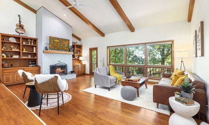 Fayetteville House | Sundown Hollow - Central Fayetteville - Sleeps 10