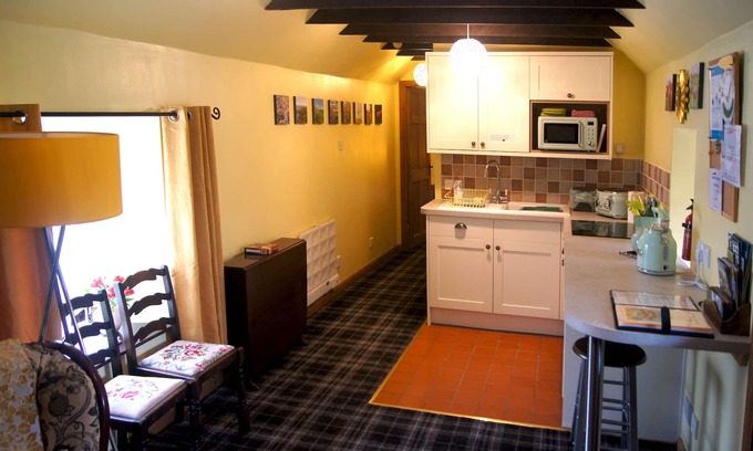 Aberchirder House | Sunflower Cottage, cosy place near the woods and river with private garden.