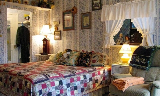 Prescott Apartment | Sunflower Room - Prescott Cabin Rentals
