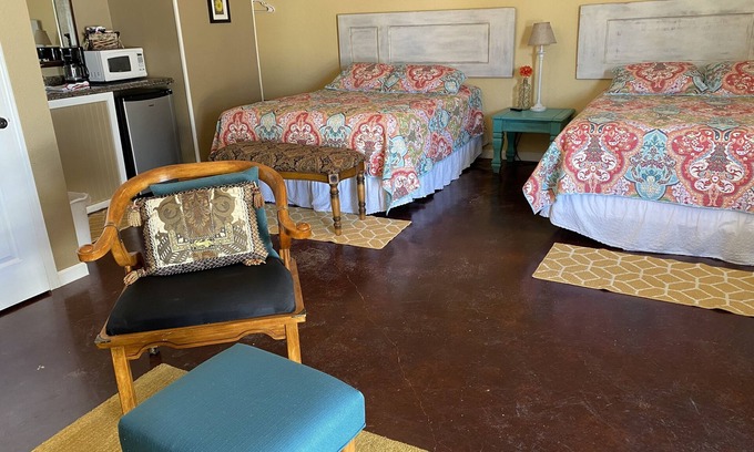 San Saba House | Sunflower Suite @ Wildflower Lodge