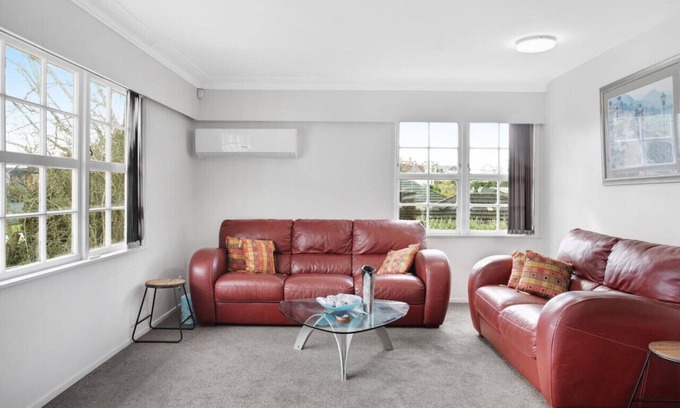 Greenlane - Ellerslie House | Sunlit Glow Home with Parking and Air-con