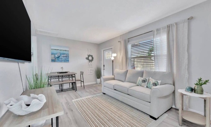 Seminole House | Sunlit Family Home, Fenced-in Yard 15 mins 2 beach