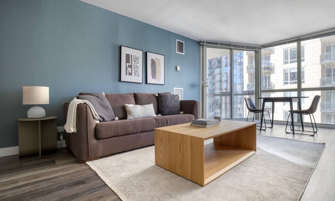 Rush and Division Apartment | Sunlit Gold Coast 1BR w/Gym & Lounge, 1 block to L, by Blueground