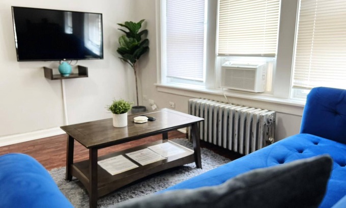 Rogers Park Apartment | Sunlit Studio with City Charm