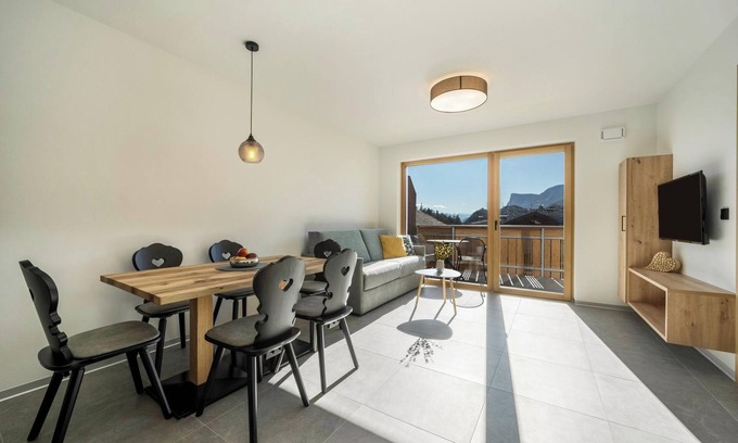 Lana Apartment | "Sunnig - Apartment Morgensonne" with Mountain View, Balcony & Wi-Fi