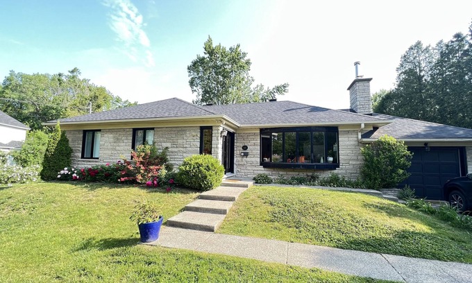 Beaconsfield House | Sunny 2-storey child friendly home near lake – minutes to downtown MTL