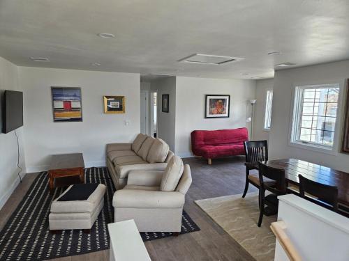 University Park Apartment | Sunny, 2nd Level, 2Bed, 2Bath, Kitchen