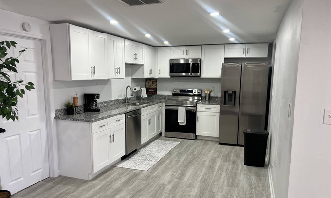 Regency Park House | Sunny 3bd home! 10 mins to the beach