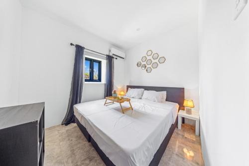 Punto de Oro House | Sunny 3br Escape - Luxurious Pool Oasis