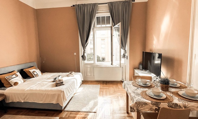 Szentimrevaros Apartment | Sunny and Calm Apartment Central Buda