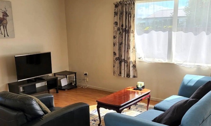 Henderson House | Sunny and cosy centrally located 2 BD entire house