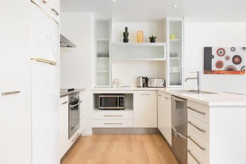 Mount Maunganui Apartment | Sunny and Spacious - moments from the Beach and Downtown