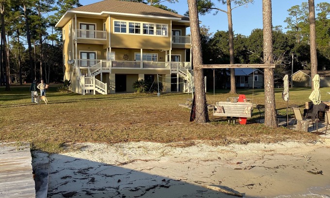 Josephine House | Sunny and Spacious. Quiet Waterfront Home Perf 4 Big Families/Boat Lovers&Kids