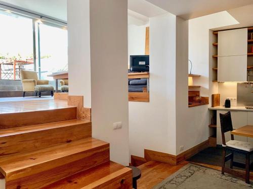 Lisbon Old Town Apartment | Sunny Apartment in Town with Terrace