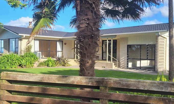 Awhitu Cottage | Sunny Awhitu Cottage/A Dozen Beach's to choose from 10 minutes away.