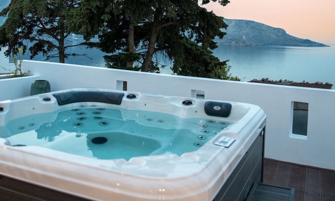 Leros House | Sunny Bay Excelsior, Hot tub and Chromotherapy a few meters away from the beach.