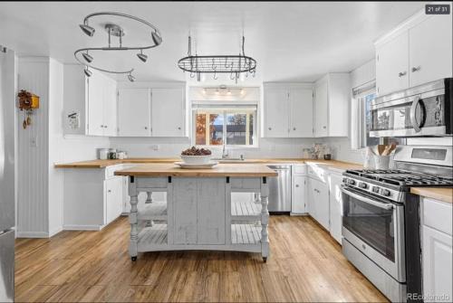 Scenic Heights House | Sunny Beach House of Olde Town Arvada