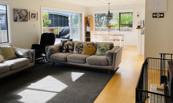 Muriwai House | Sunny, bright inviting home 14 minute walk to the main beach