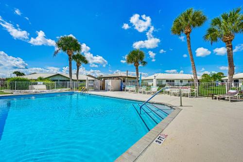 Highland Villa | Sunny Canal-View Villa with Lanai in Sebring!