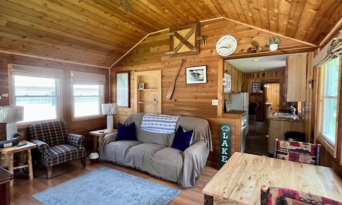 Shawano House | Sunny Cottage - Enjoy Shawano Lake - Dogs Welcome!